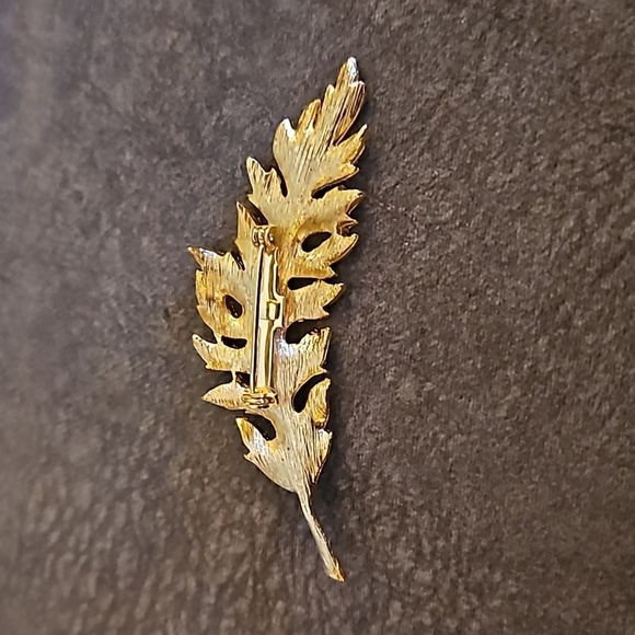 VTG Goldtone Feathery Leaf Brooch - Picture 3 of 6